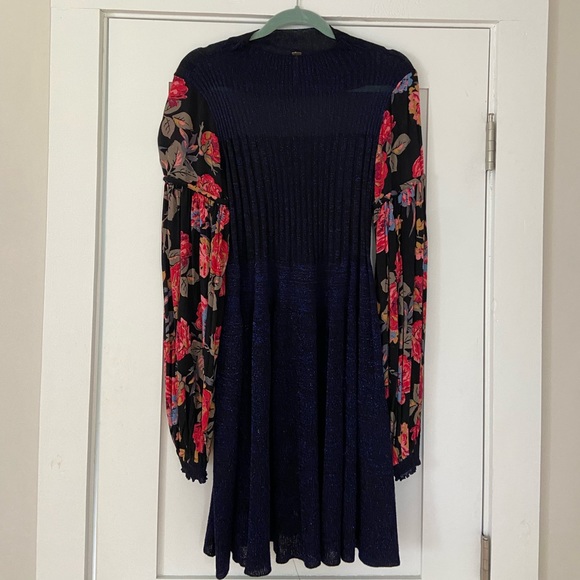 Free People Blue Shimmer Mini w. Floral Sleeves - Picture 1 of 9
